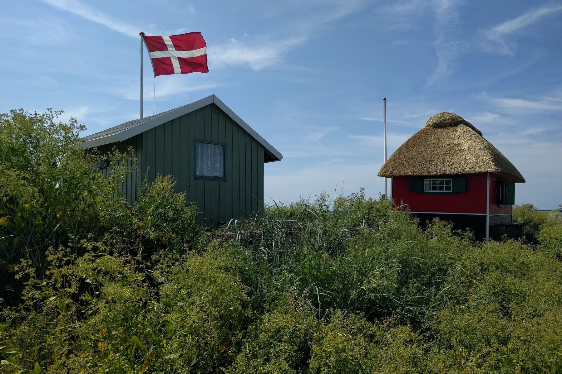 Strandhäuschen mit Dannebrog-Fahne am Strand Eriks Hale bei Marstal, Ærø