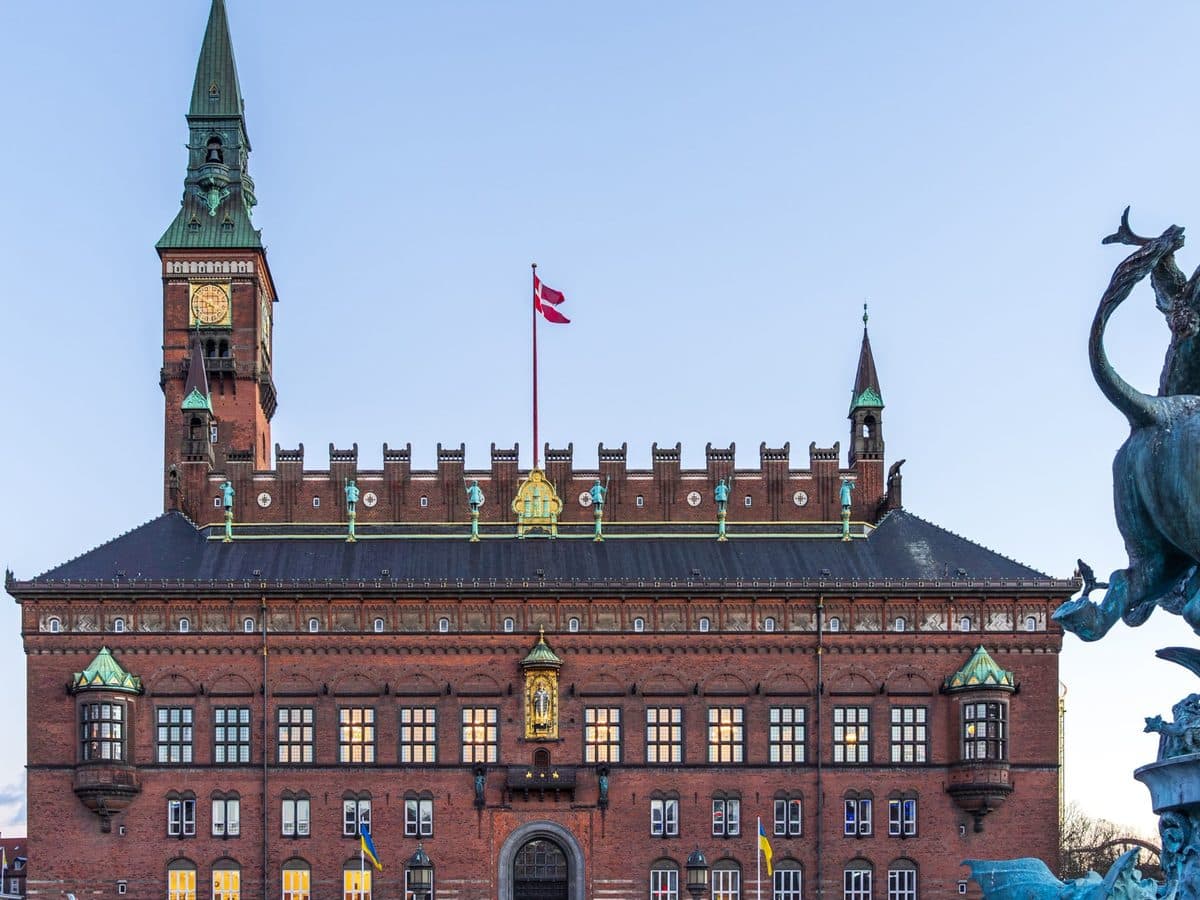 Københavns Rådhus med Dragespringvandet foran
